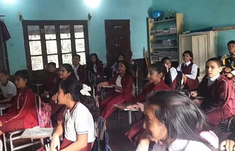 Recuerda que es gratuita la inscripción en escuelas y colegios e insta a denunciar irregularidades