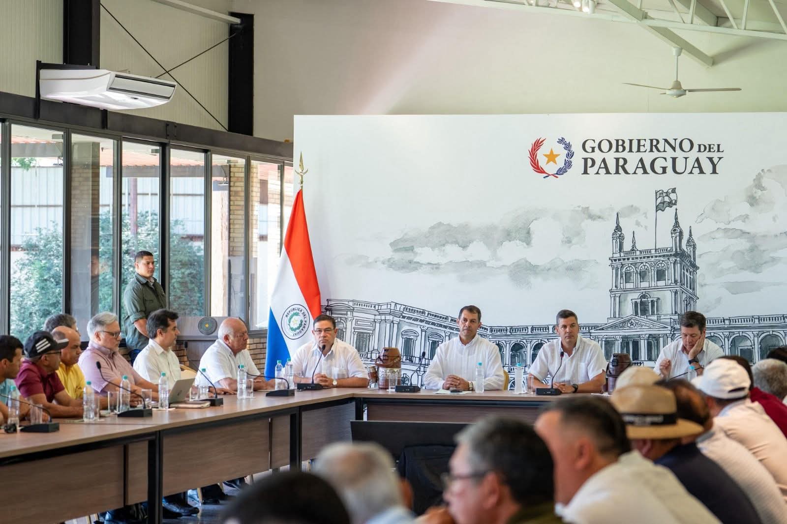 Gobierno y productores planifican mayor inversión y mercados para la agricultura familiar