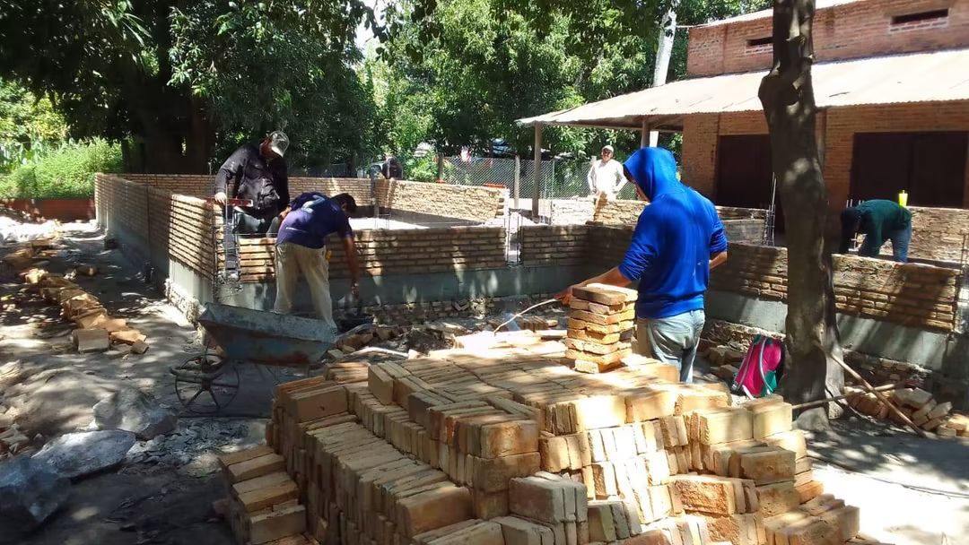 CONTINÚAN LAS OBRAS DEL FUTURO MODERNO COMEDOR ESCOLAR EN LA ESCUELA DE LA COMUNIDAD LIVIO FARINA DE PUERTO CASADO