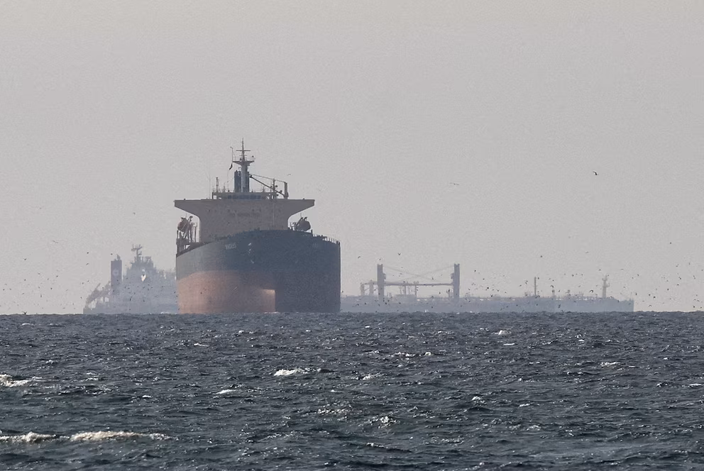 Se帽ales de alivio en Ormuz: un petrolero complet贸 un tr谩nsito exitoso por el estrecho y baja el precio del crudo