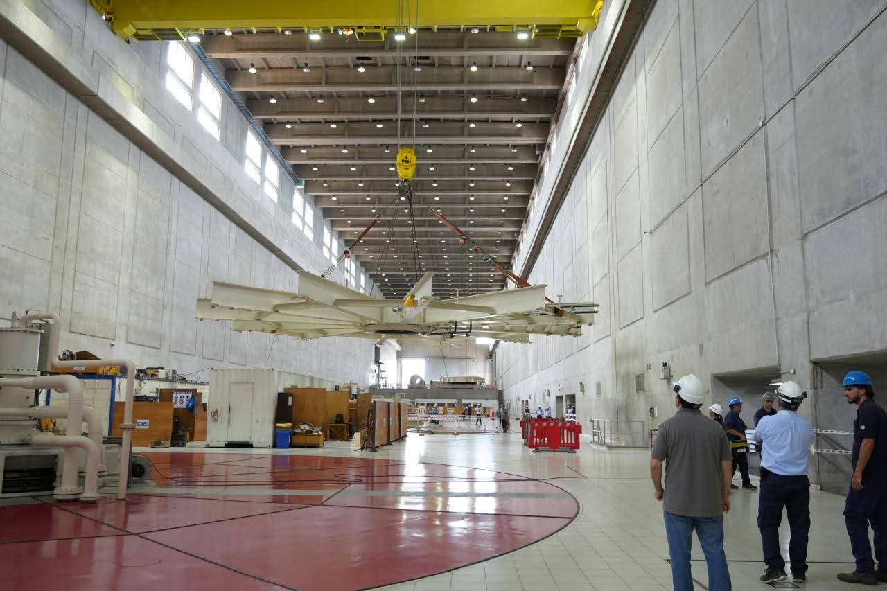Yacyretá realiza compleja maniobra para el desmontaje de la cruceta superior de la Unidad 01