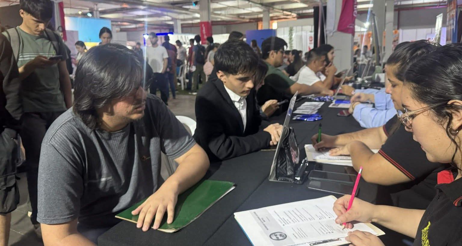 Ofrecen m谩s oportunidades de empleo con 240 vacancias en Central y Alto Paran谩