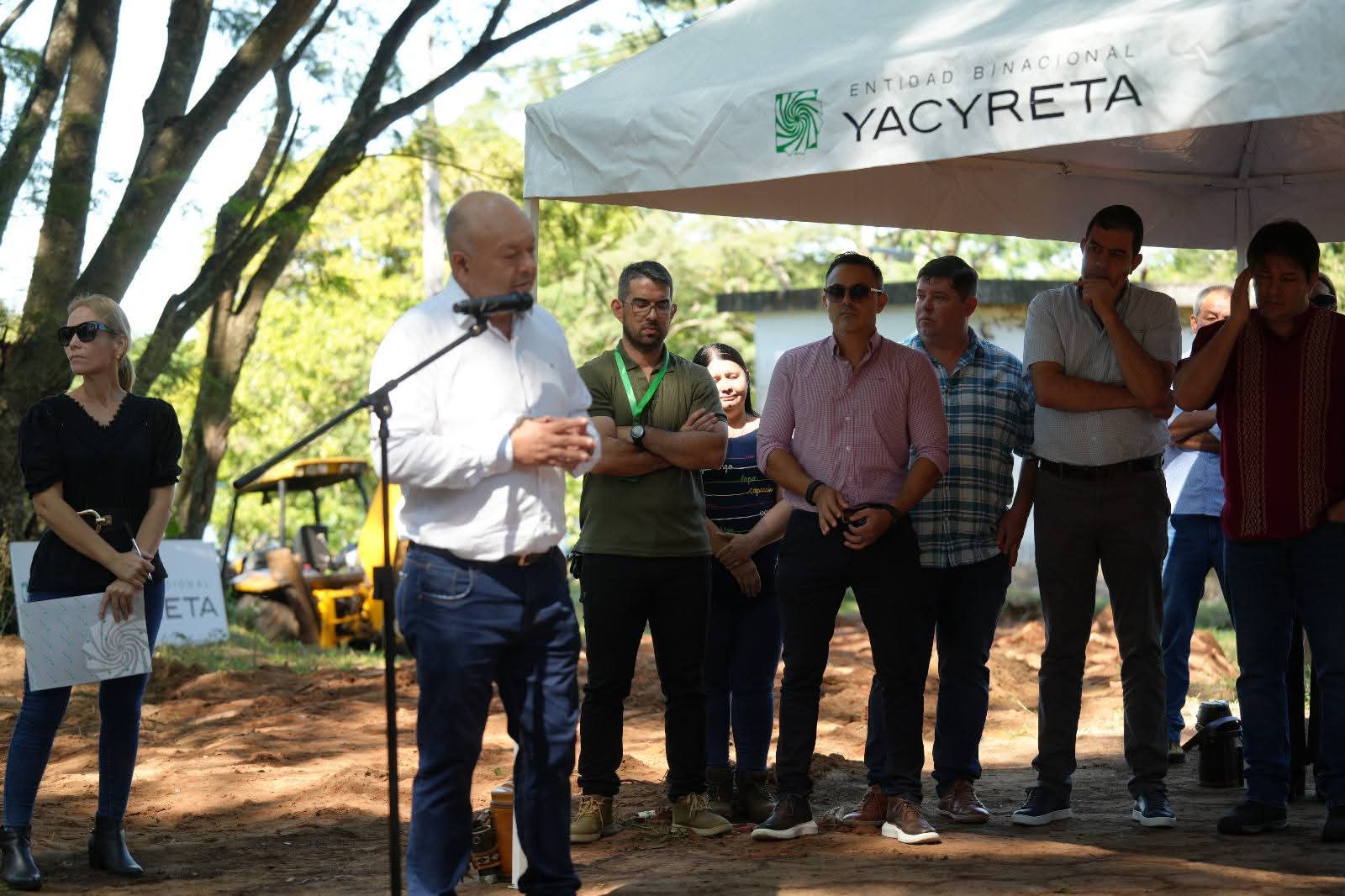 Yacyretá reanuda trascendental obra que mejorará el servicio de distribución de agua potable en Ayolas