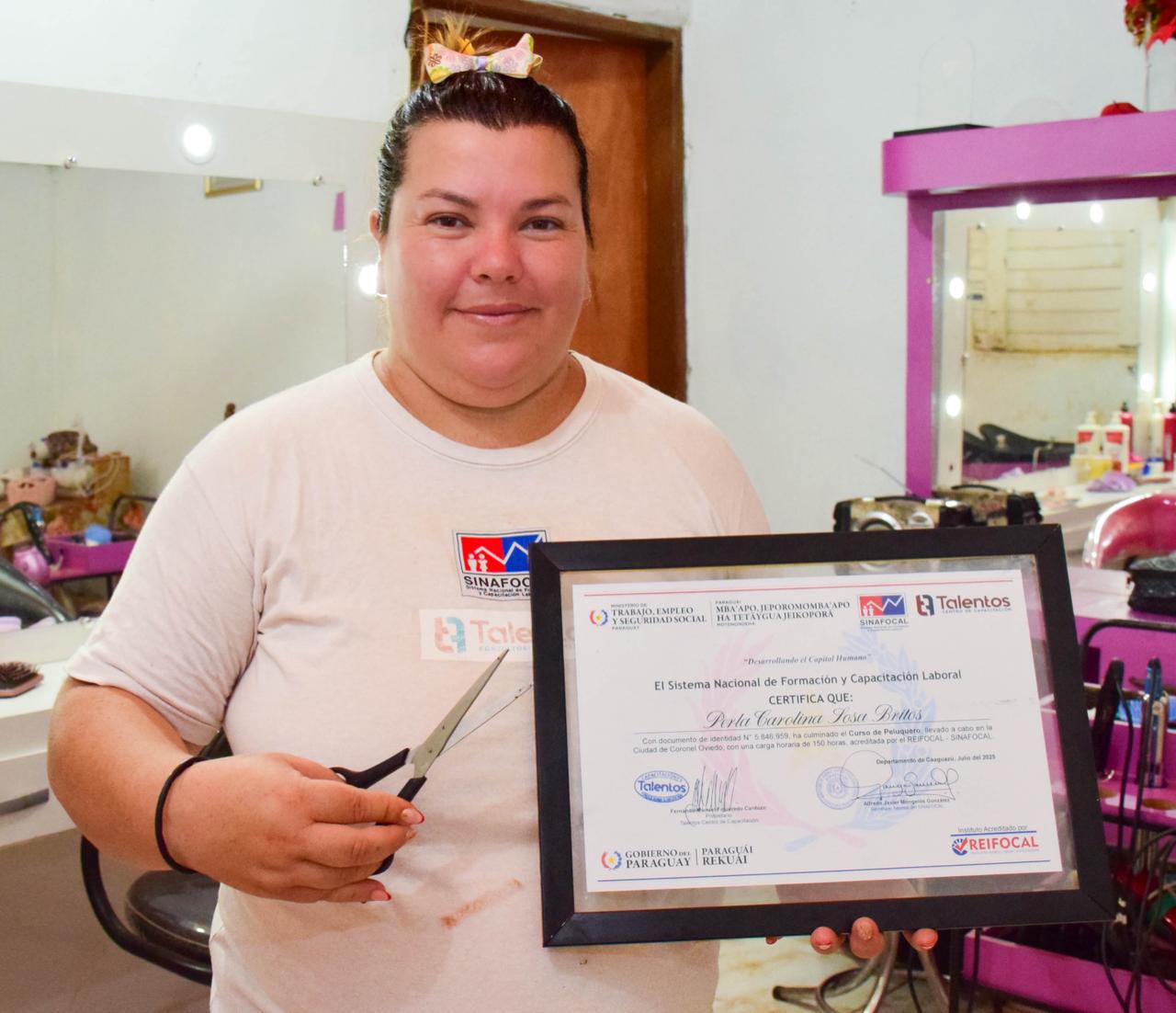 Curso de peluquer铆a del Sinafocal ampl铆a oportunidades de progreso a beneficiada con vivienda social