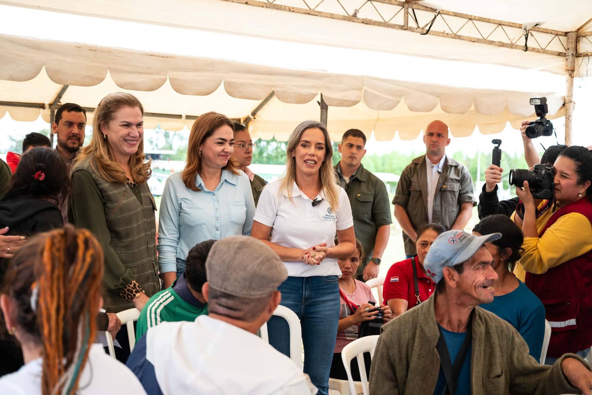 Primera Dama de la Naci贸n lidera jornada de acciones sociales en Caaguaz煤