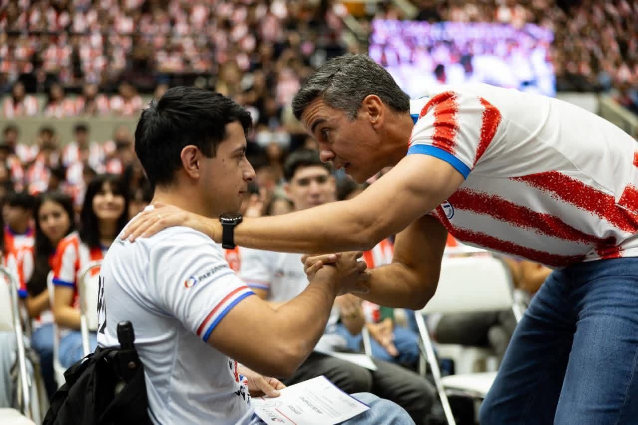 Jaime, becario en silla de ruedas, inspira al pa铆s y es destacado por el presidente Santiago Pe帽a