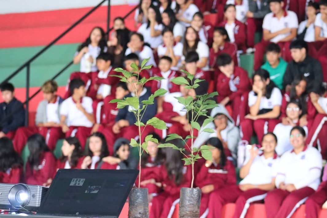 Charla educativa sobre reforestación y conciencia ambiental
