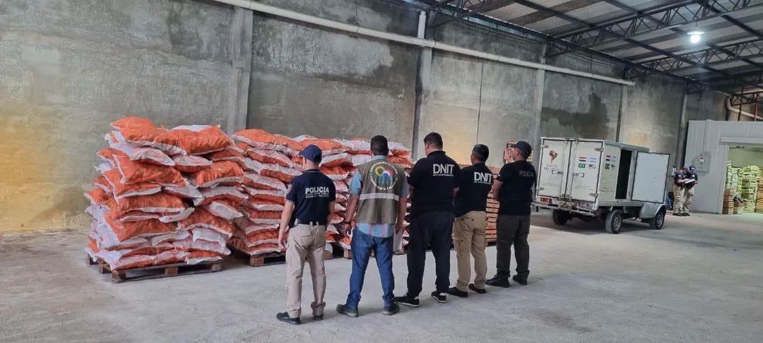 Incautan toneladas de productos de contrabando que presuntamente abastecerían a supermercados.