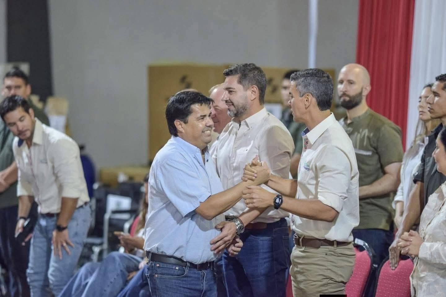 Entrega de títulos y aportes sociales de la EBY en Itapúa con presencia del Presidente Santiago Peña