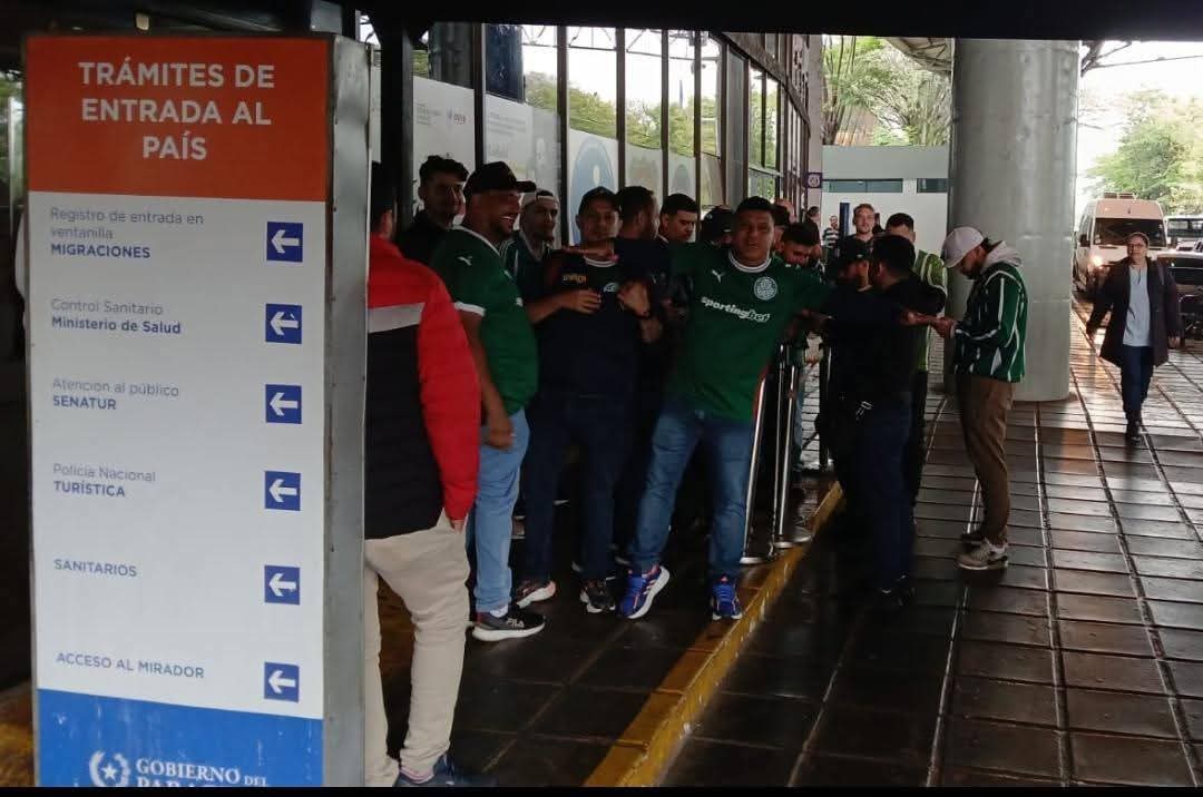 Movimiento de aficionados bajo controles migratorios y de seguridad en frontera ⚽