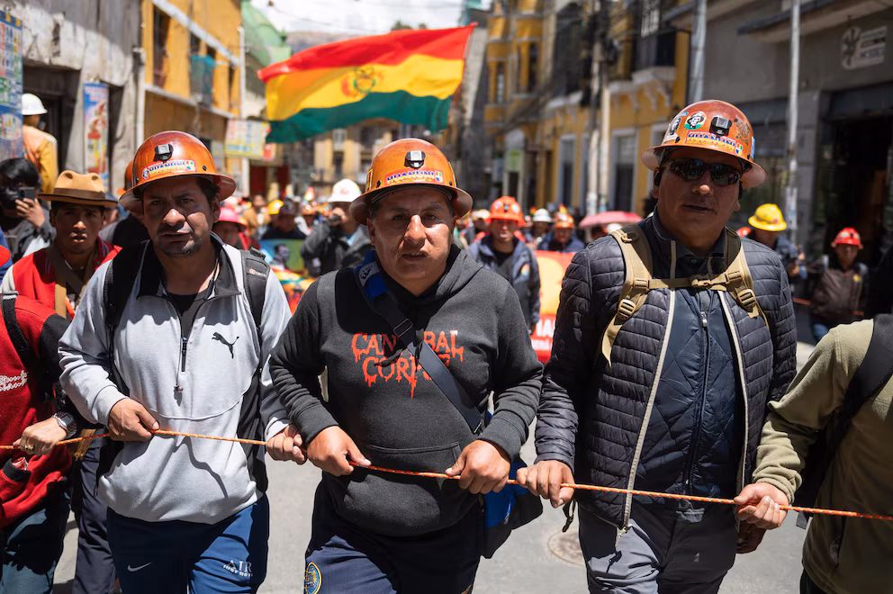 Sectores afines a Evo Morales continúan su avance hacia La Paz y aumentan la tensión en Bolivia tras dos semanas de bloqueos