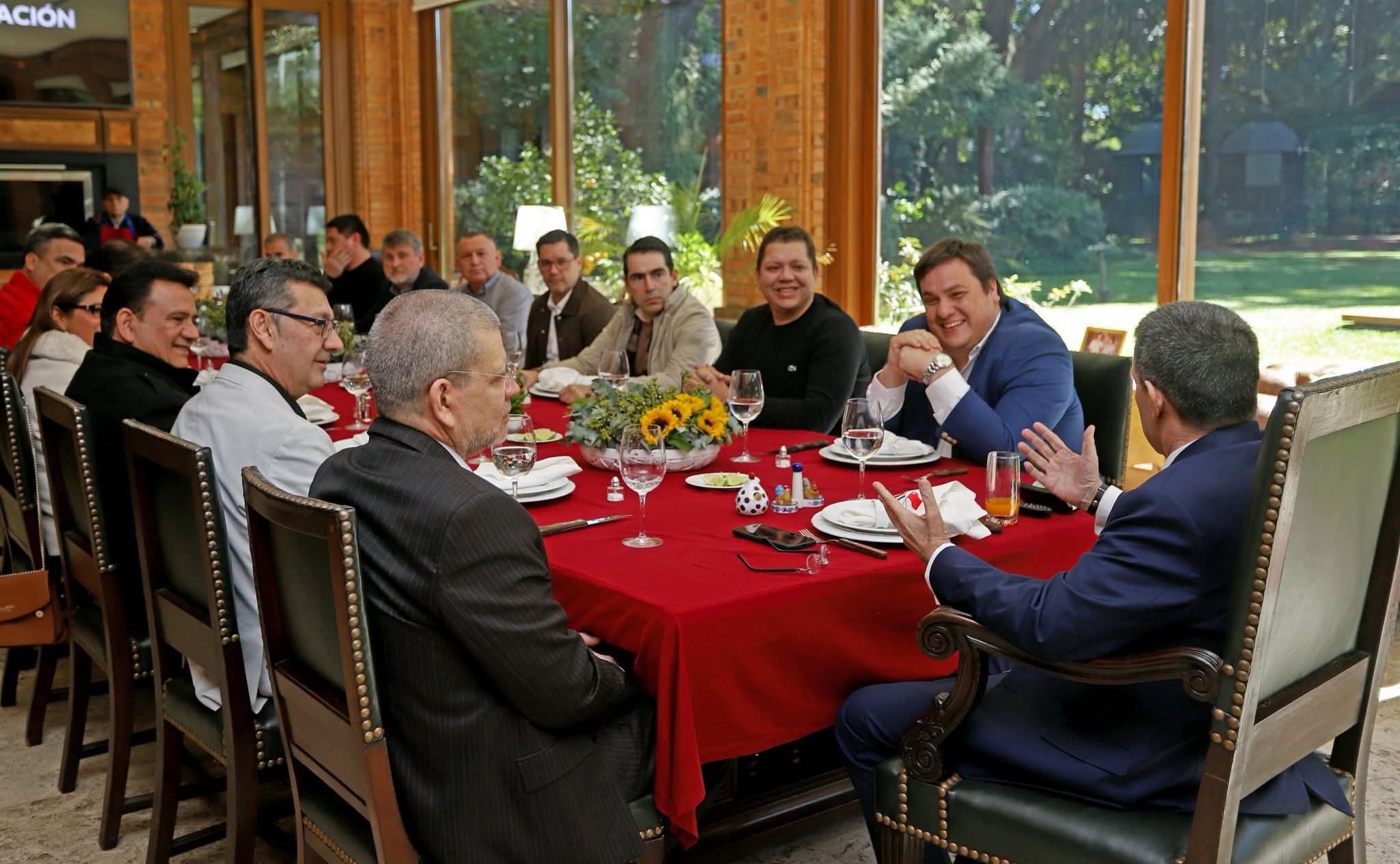 Horacio Cartes comparte almuerzo de confraternidad 