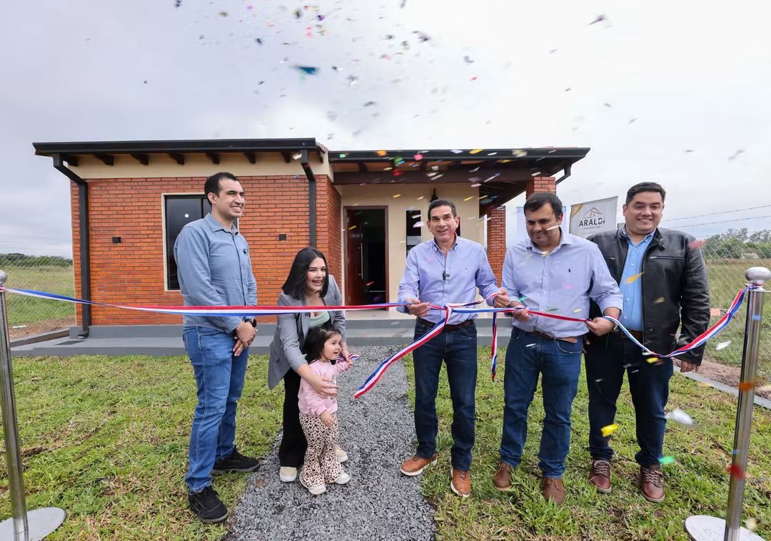 Entrega de viviendas en el Departamento Central
