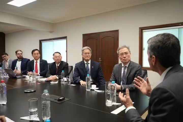 Paraguay busca atraer a Foxconn