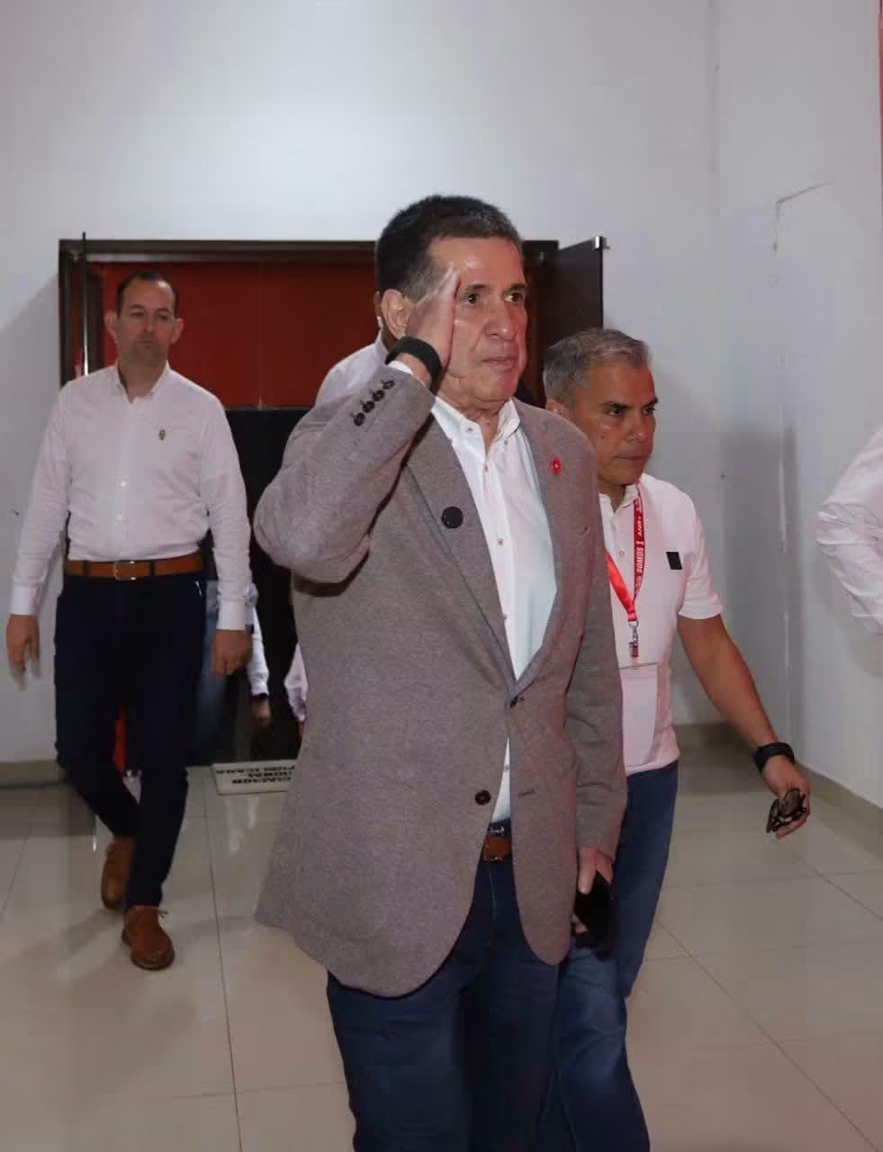 Cartes visita centro de monitoreo electoral 