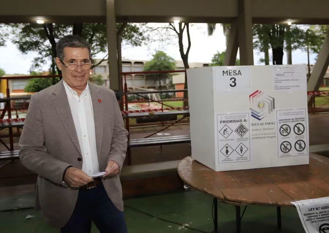 Horacio Cartes participa en jornada electoral 
