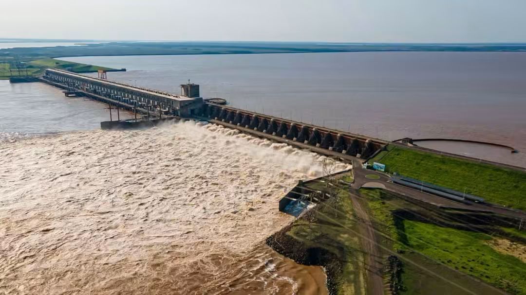 Yacyretá abre compuertas para atenuar efectos de aumento de caudal del Paraná