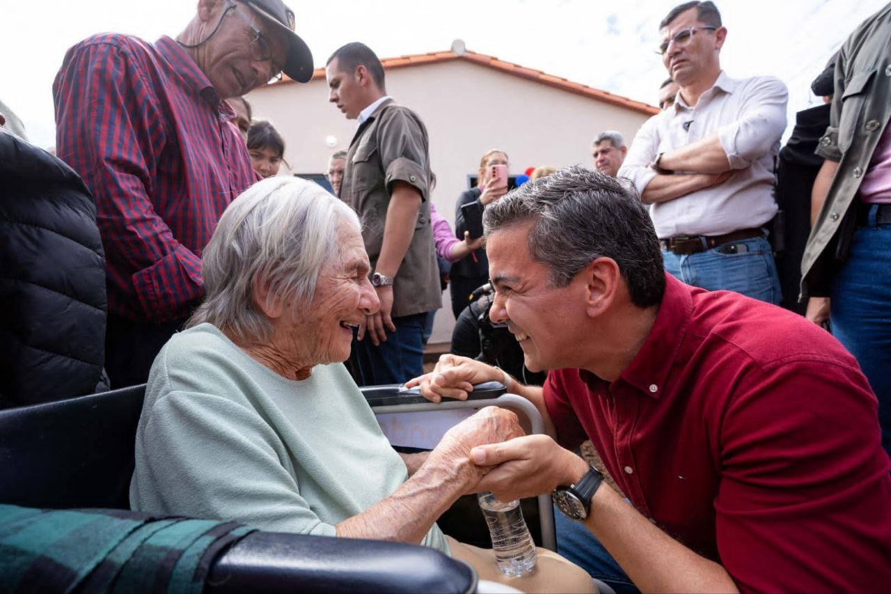 #Paraguari Santiago Peña entregó 64 viviendas y verificó obra vial en Paraguarí